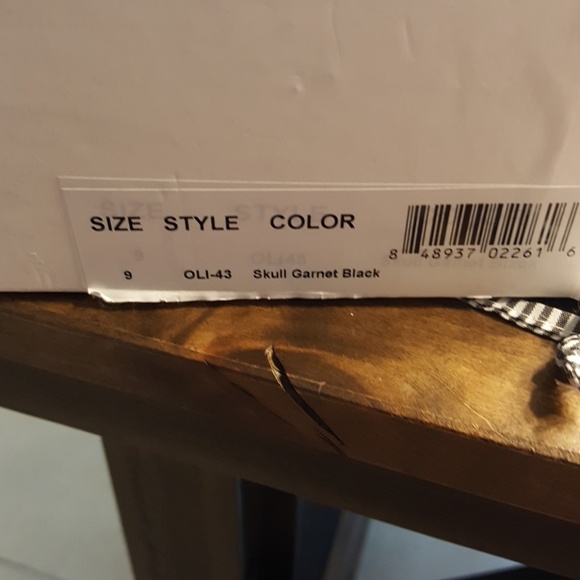 Like New Charles Philip Skull Flat 9 - Picture 6 of 6